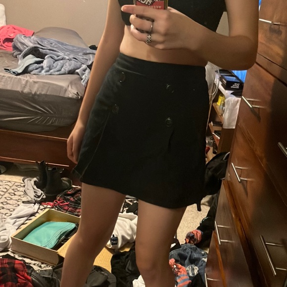 Short black skirt with decorative buttons - Picture 3 of 6